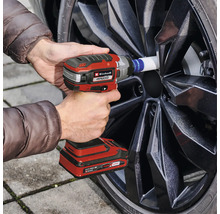 Accu-slagschroevendraaier bij het verwisselen van een wiel op een auto