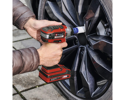 Accu-slagschroevendraaier bij het verwisselen van een wiel op een auto