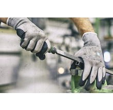 Metaalbewerking met een metaalvijl in een bankschroef