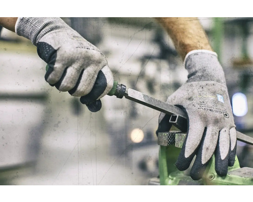 Metaalbewerking met een metaalvijl in een bankschroef