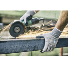 Een persoon slijpt metaal met een slijptol en draagt daarbij werkhandschoenen.