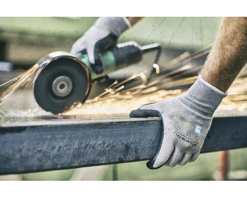 Een persoon slijpt metaal met een slijptol en draagt daarbij werkhandschoenen.