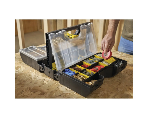 Open zwarte gereedschapskist met transparant deksel en gele vakken met diverse schroeven en bevestigingsmiddelen