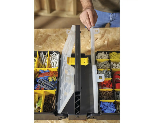 Open gereedschapskist met diverse schroeven en pluggen