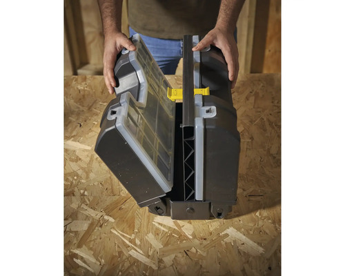 Geopende gereedschapskist met handgrepen