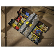 Open gereedschapskoffer met diverse kleine onderdelen zoals schroeven, pluggen en afdichtingen