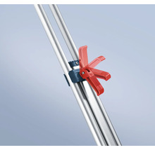 Detailopname van een statief met rode klem voor hoogteverstelling