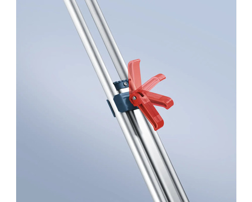 Detailopname van een statief met rode klem voor hoogteverstelling
