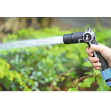 Tuinslangspuitpistool in gebruik bij het water geven van planten