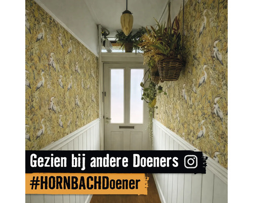 Hal met behang, deur en planten