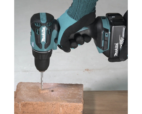 Makita accuschroefboormachine boort gat in baksteen