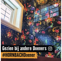 Interieur met bloemmotief behang, raam en wanddecoratie