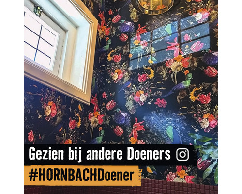Interieur met bloemmotief behang, raam en wanddecoratie