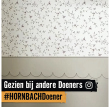 Muur met behang met bloemmotief.