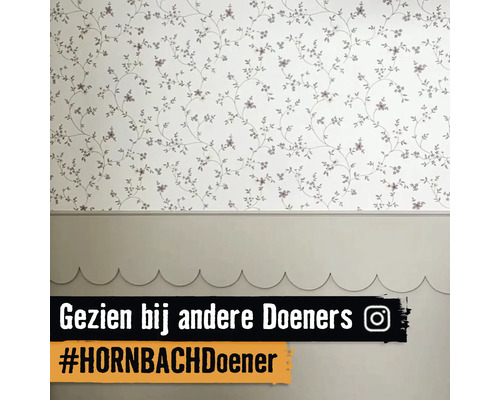 Muur met behang met bloemmotief.