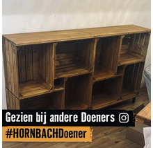 Stellingkast van houten kisten in een interieur