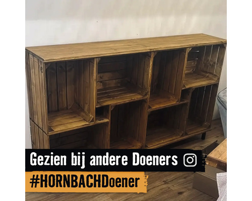 Stellingkast van houten kisten in een interieur