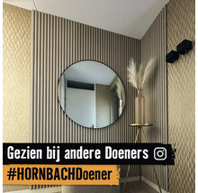 Hoek van een kamer met wandpanelen, spiegel en decoratieve vaas op een bijzettafel