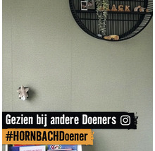 Wanddecoratie met wandplank en decoratieve elementen