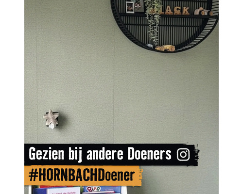 Wanddecoratie met wandplank en decoratieve elementen