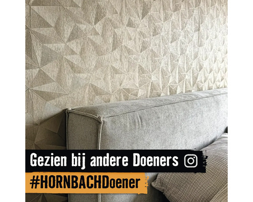 Geometrisch behang boven een gestoffeerd hoofdeinde