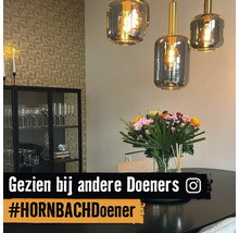 Eetkamer met eettafel, bloemenvaas, hanglampen en glazen kast