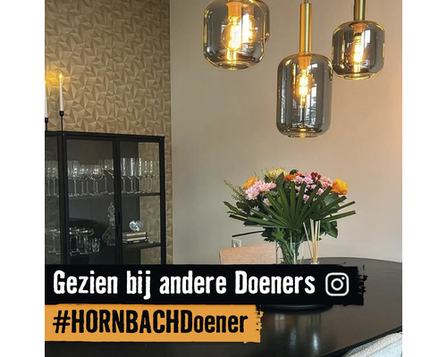 Eetkamer met eettafel, bloemenvaas, hanglampen en glazen kast