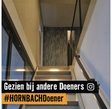 Interieurfoto van een trappenhuis met houten treden en trapleuning