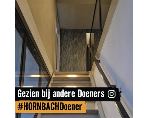 Interieurfoto van een trappenhuis met houten treden en trapleuning