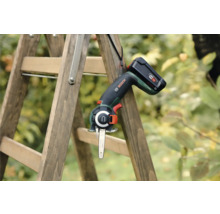 Accu-takkensnoerzaag van Bosch op een ladder