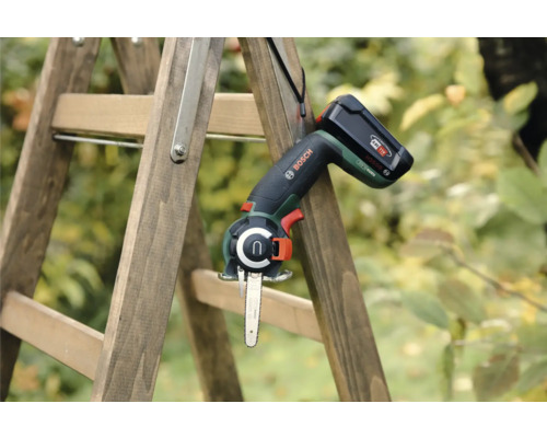 Accu-takkensnoerzaag van Bosch op een ladder