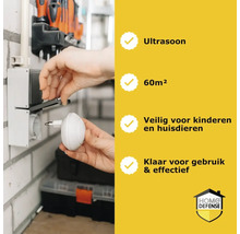 Een persoon steekt een ultrasoon apparaat in een stopcontact. Het apparaat is geschikt voor een oppervlakte van 60 vierkante meter, is veilig voor kinderen en huisdieren en direct klaar voor gebruik. Home Defense Logo.