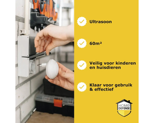 Een persoon steekt een ultrasoon apparaat in een stopcontact. Het apparaat is geschikt voor een oppervlakte van 60 vierkante meter, is veilig voor kinderen en huisdieren en direct klaar voor gebruik. Home Defense Logo.