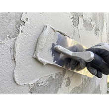 Pleisterwerk aanbrengen met een pleisterspaan op een muur