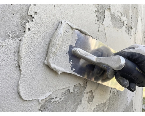 Pleisterwerk aanbrengen met een pleisterspaan op een muur