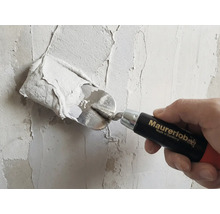 Ambachtsman met een troffel die pleister aanbrengt op een muur. Maurerlob Logo.