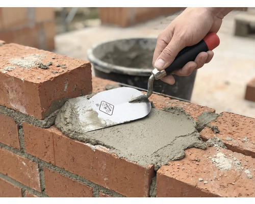 Metselwerk: Baksteen wordt gevoegd met mortel en een troffel.