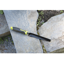 Tuingereedschap voor het verspenen met meetschaal op een stenen plaat