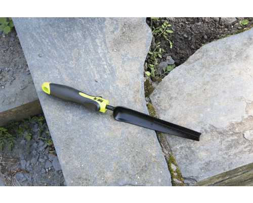 Tuingereedschap voor het verspenen met meetschaal op een stenen plaat