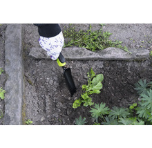 Tuinieren met een handspatel in een bloembed