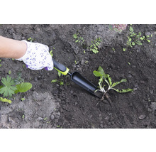 Tuinieren met plantgereedschap in donkere aarde, beschermd door tuinhandschoenen.