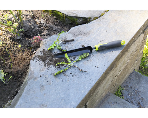 Tuiniergereedschap en onkruid op stenen trappen