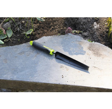 Tuingereedschap voor planten op stenen plaat