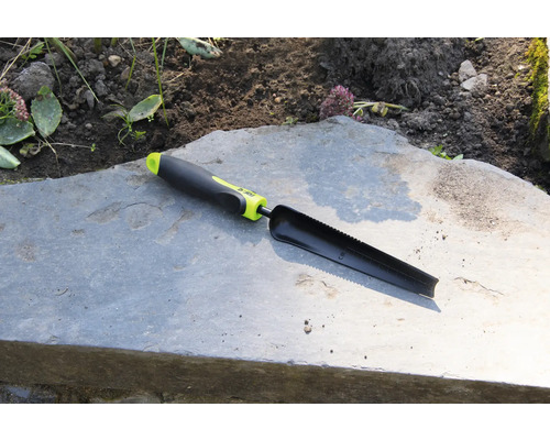 Tuingereedschap voor planten op stenen plaat