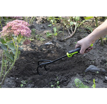 Tuinhacke in gebruik voor grondbewerking in de tuin.