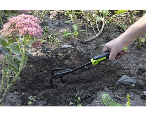 Tuinhacke in gebruik voor grondbewerking in de tuin.