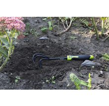 Tuinhark in de grond naast een bloem