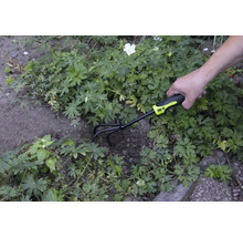 Tuinscène met een persoon die een tuinkrabber van het merk for_q gebruikt om de grond te bewerken.