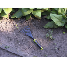 Tuinhark op tuingrond met planten