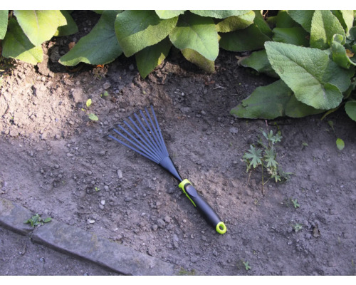 Tuinhark op tuingrond met planten